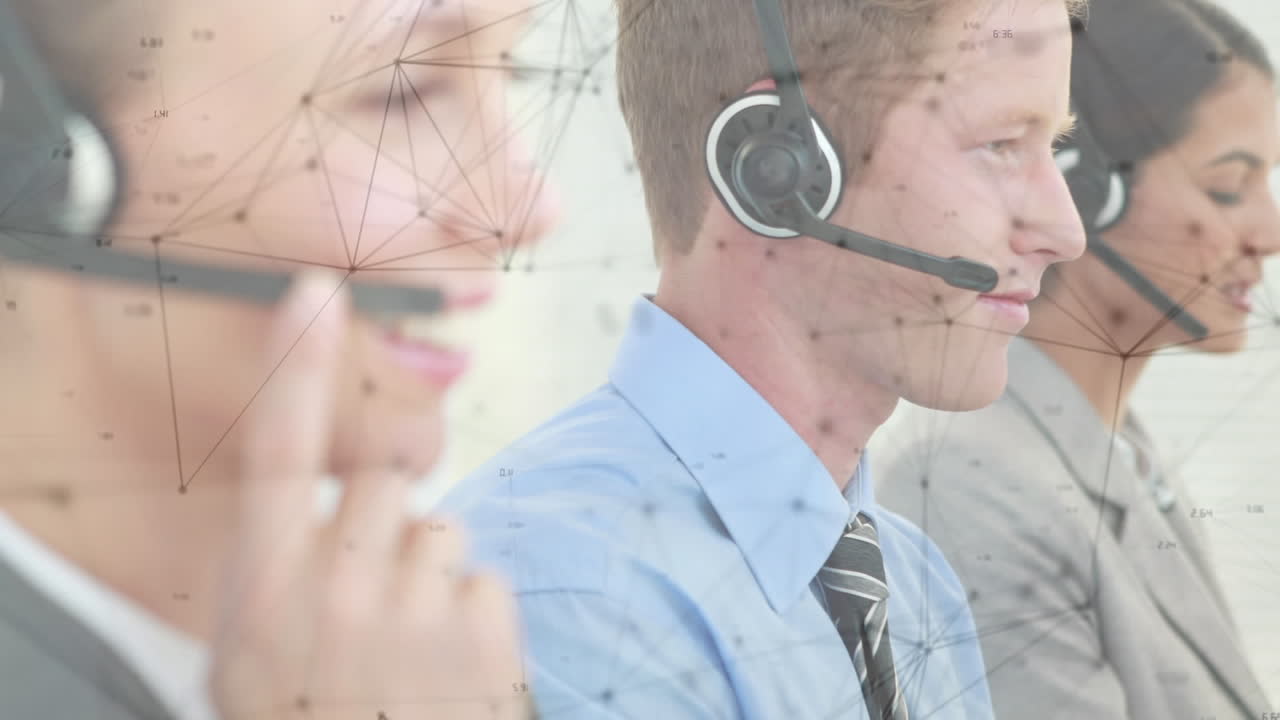 animación de redes de conexiones a través de personas de negocios que usan auriculares telefónicos