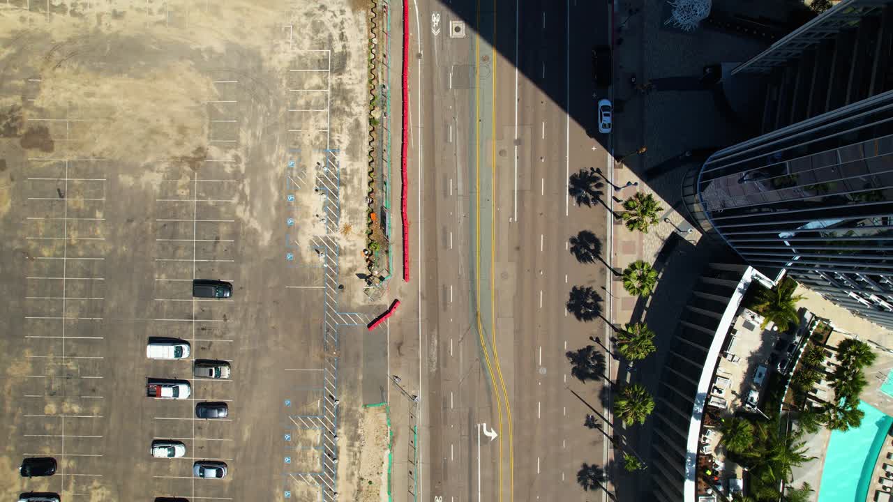 Ripresa statica con drone sopra la Pacific Highway nel centro di San Diego a mezzogiorno, con la telecamera rivolta verso il basso che cattura le strade e la disposizione della città.