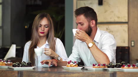 Mann-Und-Frau-An-Der-Bar-Trinken-Einen-Kaffee-Und-Benutzen-Ein-Mobiltelefon