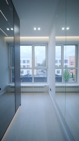 elegante pasillo de armario moderno con puertas negras reflectantes