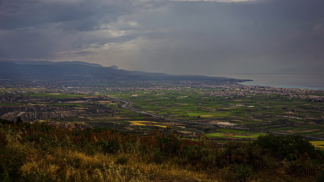 lapso de tiempo que establece el paisaje de la aldea rural, el fondo de la montaña, las nubes en movimiento, los coches que pasan