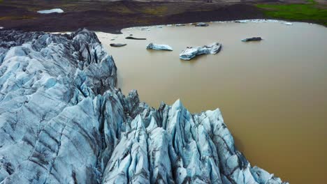 아이슬란드 남부 해안의 스비나펠스요쿨(svínafellsjökull) 빙하 - 공중 드론 샷