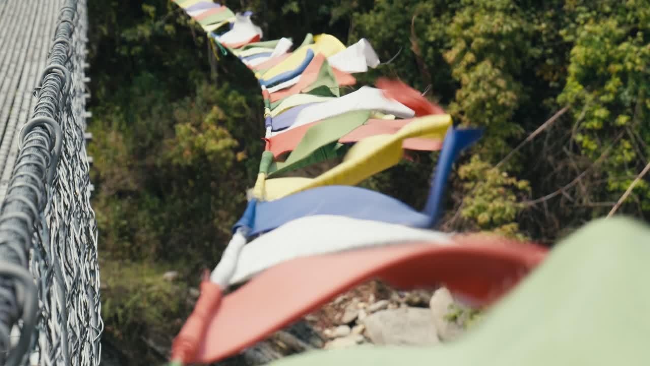 네팔의 서스펜딩 브릿지와 불교 기도 발