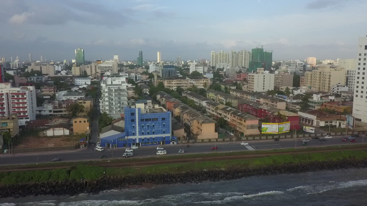 antena desciende a colombo plan road, calle frente al mar de sri lanka