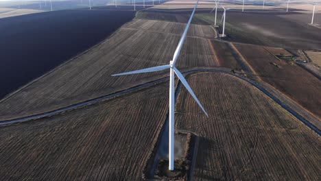 Windkraftanlage-Dreht-Sich-Bei-Schönem-Wetter-Im-Windpark