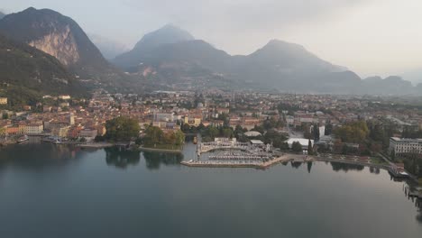 Stadt-Riva-Del-Garda,-Italien