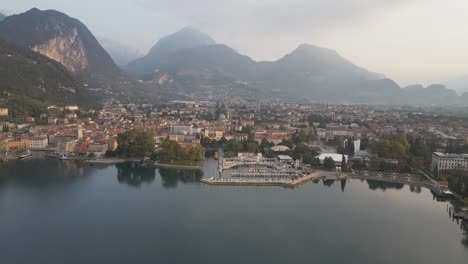 ciudad de riva del garda, italia