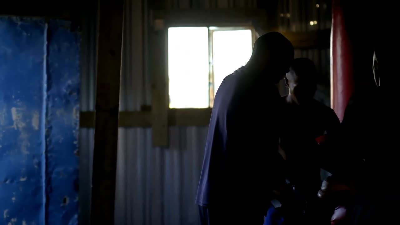 boxeador e treinador a preparar-se para o boxe 4k