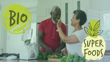 animación de textos de super alimentos biológicos sobre la cocina de una pareja afroamericana de alto nivel