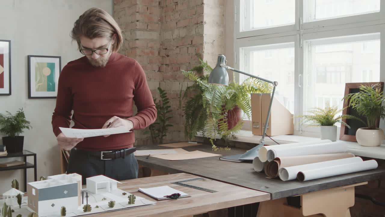 Architetto che lavora alla disposizione della casa in un ufficio moderno