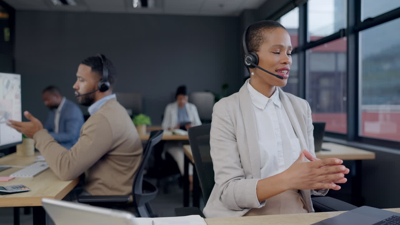 Call center, dipendenti in ufficio