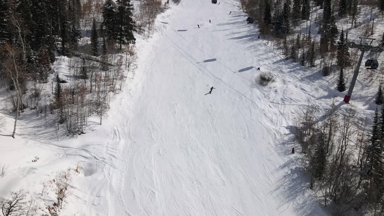 Eccellente vista aerea di persone che sciano e fanno snowboard a Steamboat Springs, Colorado