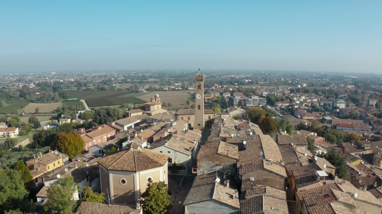 Vista aerea del campanile di Santarcangelo di Romagna circondato da tetti di tegole e campagna