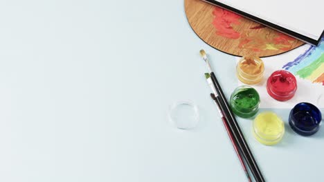 녹화 공간이 있는 파란색 배경 에 있는 노트북,  ⁇ , 페인트 의 클로즈업, 느린 동작