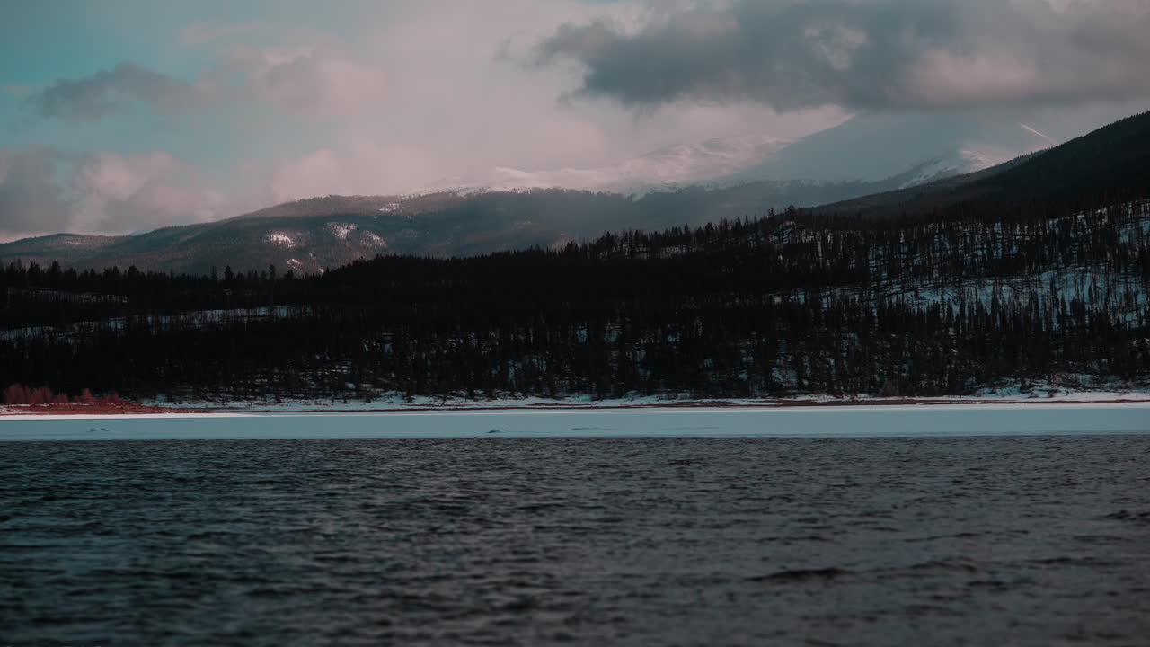 paisaje nevado de twin lakes, colorado, con majestuosas montañas y un cielo nublado, perfecto para la relajación y la meditación