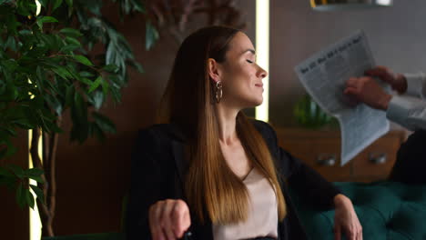 geschäftsfrau sitzt auf der couch mit einem geschäftsmann im büro. menschen ruhen sich aus