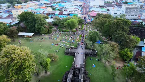 4K-Luftaufnahmen-Von-Menschen,-Die-Sich-Während-Des-Phimai-Festivals-In-Einem-Park-Versammelten,-Um-Die-Pracht-Von-Phimai-Während-Der-Herrschaft-Des-Kambodschanischen-Königs-Jayavarman-VII.-Vor-über-1.000-Jahren-Zu-Feiern