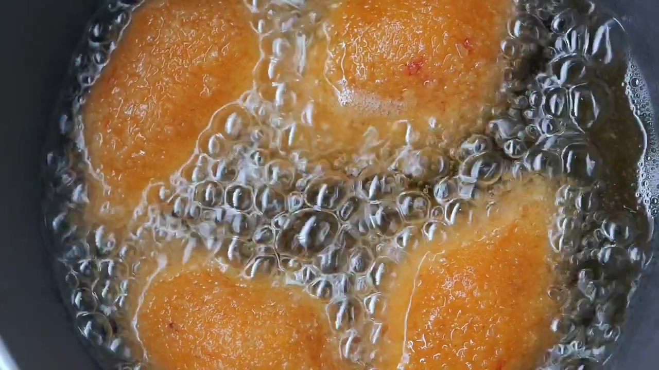 Kibbeh dorato che frigge in olio bollente