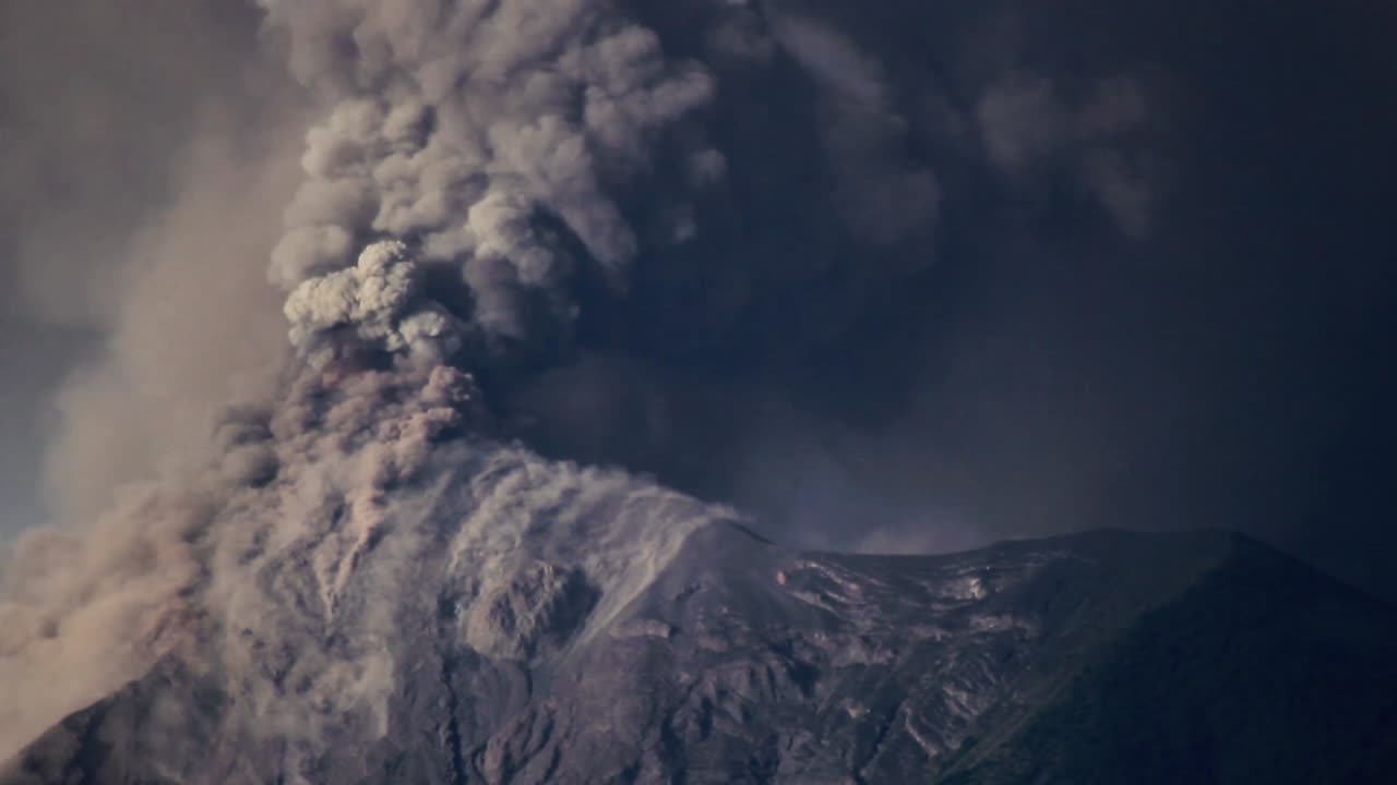 Il vulcano Fuego erutta violentemente, proiettando materiale piroclastico nel cielo e coprendo l'area circostante di cenere