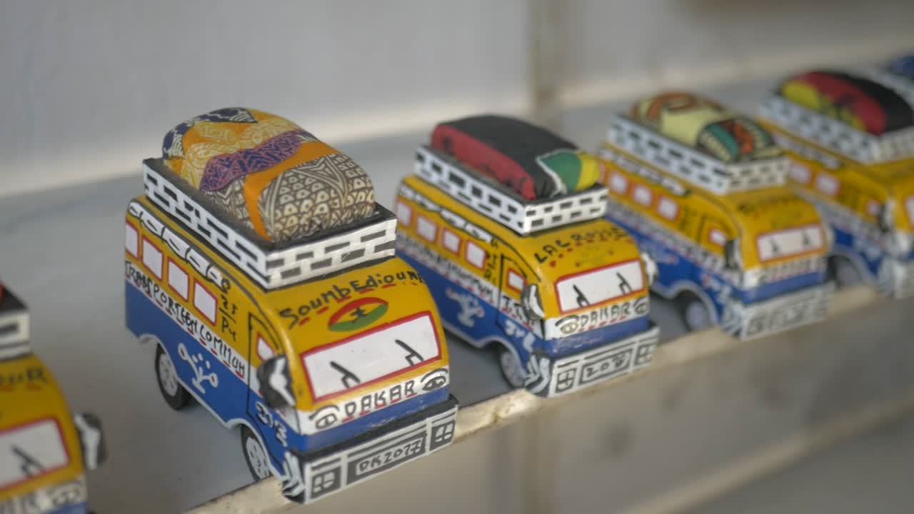 regalo de juguete de autobús tradicional de dakar senegal, disparo de primer plano con grúa suave