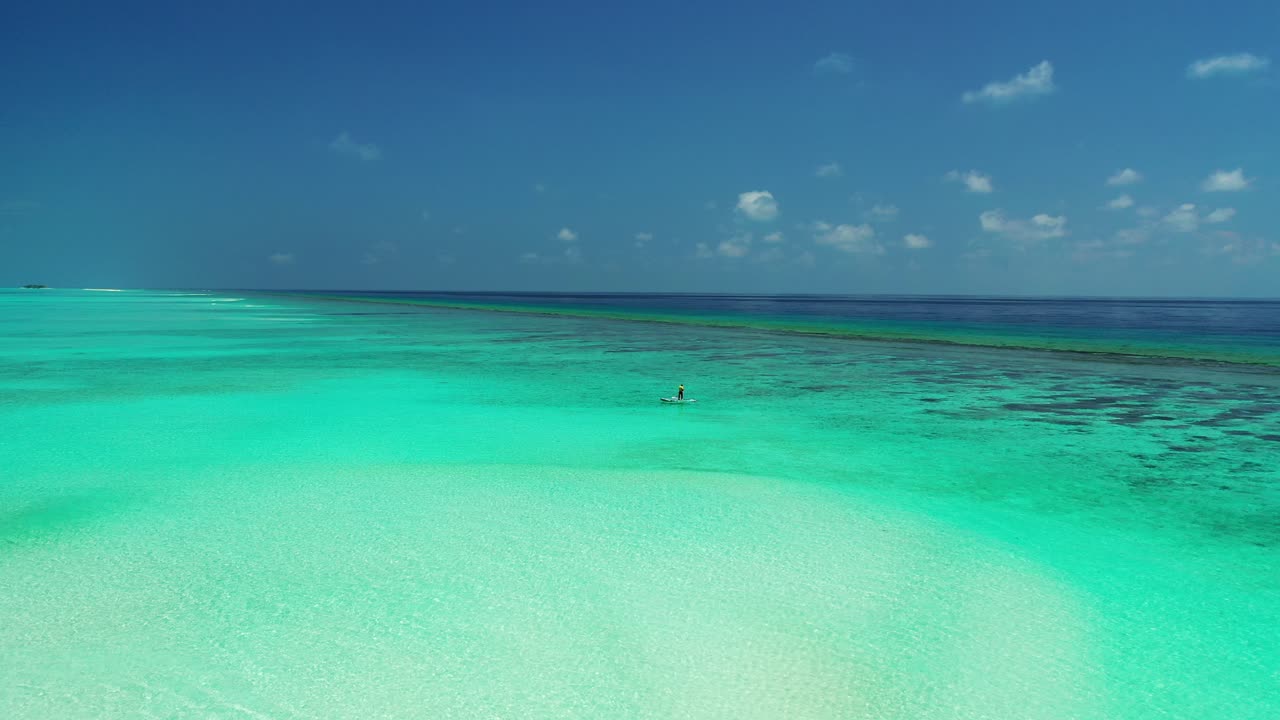 넓은 바다에서 낚시하는 외로운 어부