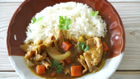 Arroz-Al-Curry-Japonés-Con-Lonchas-De-Cerdo,-Zanahoria-Y-Cebolla