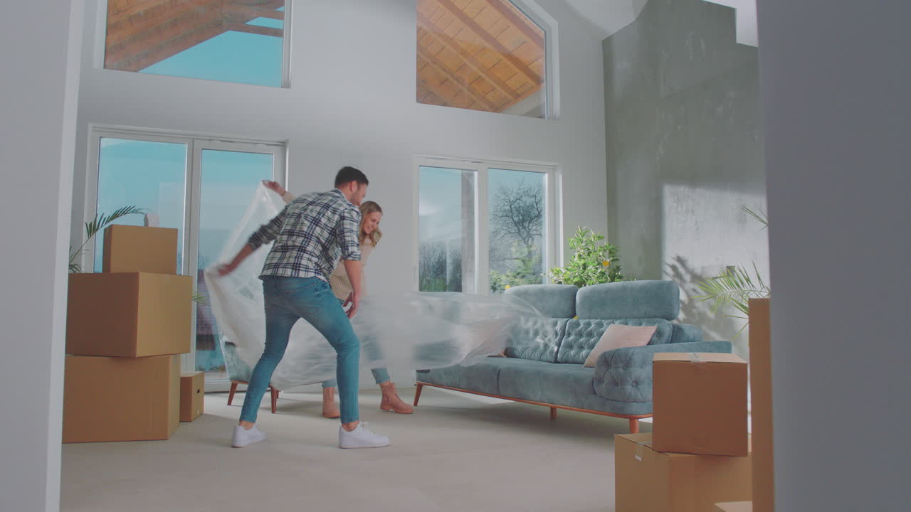 pareja casada descubriendo el sofá