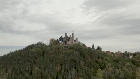 Vista-Aérea-De-Drones-De-Las-Ruinas-Del-Castillo-De-Höhenburg-Hanstein-Cerca-De-Witzenhausen-En-Alemania