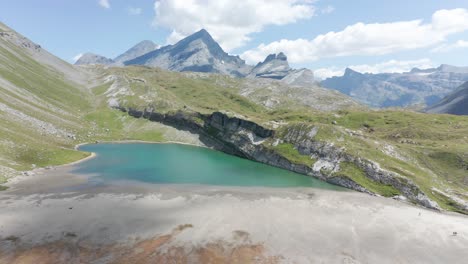 Luftaufnahme-Eines-Fast-Ausgetrockneten-Sees-Auf-Einem-Geschmolzenen-Gletscher