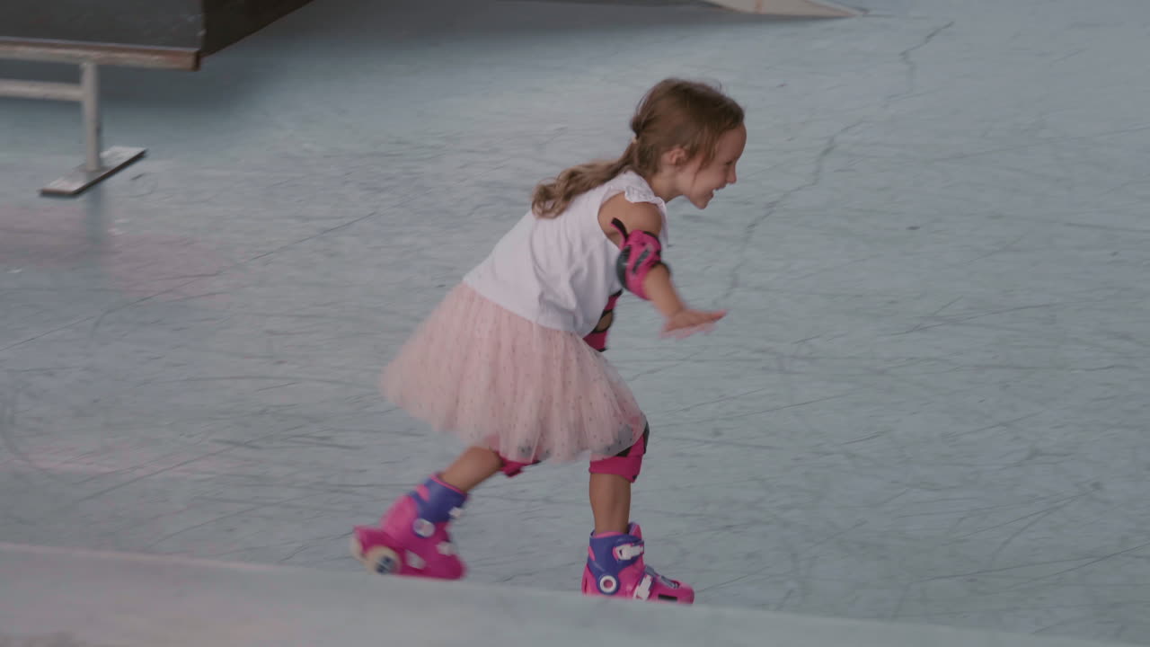 mujer disparando a su hija patinando