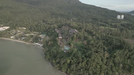 vista aérea vespertina de pantai damai central de santubong y el pueblo cultural de sarawak, borneo