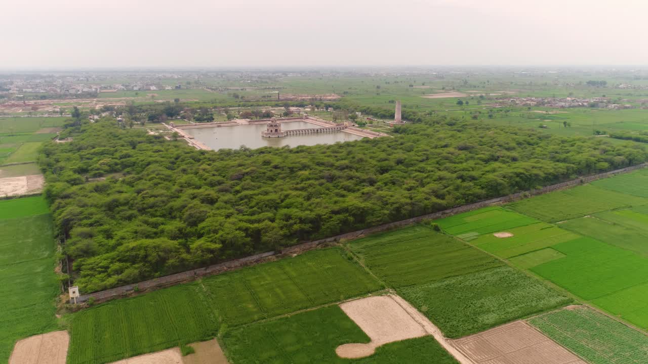 파키스탄 펀잡에 있는 황제가 지은 랜드마크인 히란 미나르의 공중 전망