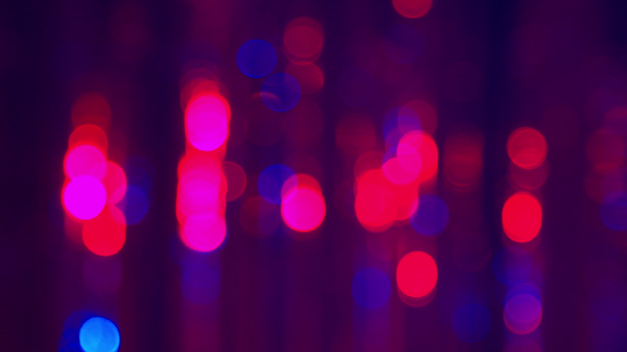 disparo de primer plano desfocado de una cortina de oropel brillante en un club nocturno o discoteca 3