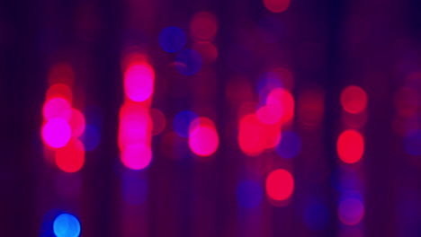 disparo de primer plano desfocado de una cortina de oropel brillante en un club nocturno o discoteca 3