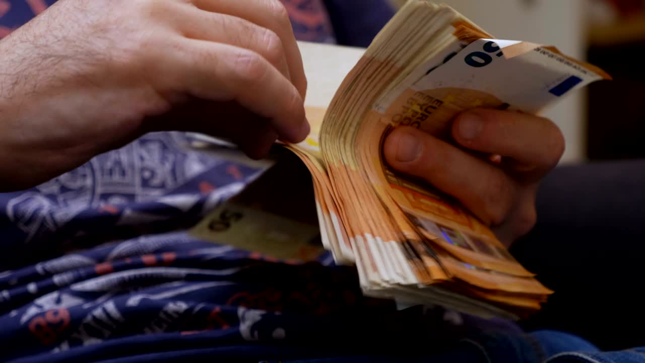 contar el dinero con las manos de cerca.