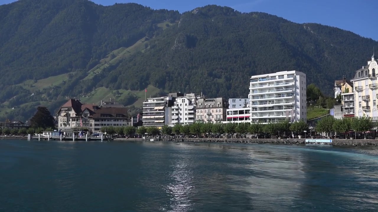 Orilla del lago de Lucerna en Brunnen, Suiza.