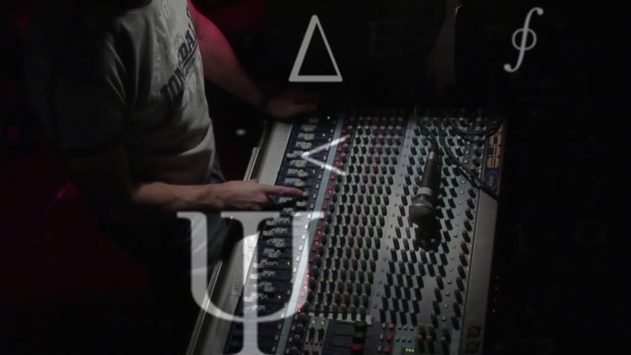 animation von mathematischen symbolen über kaukasischen mann mit musik-panel