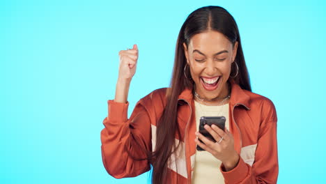 Woman-with-smartphone,-fist-pump