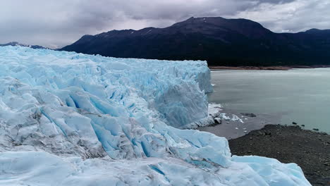 Aéreo---Glaciar-Perito-Moreno-En-Patagonia,-Argentina,-Tiro-Panorámico-Hacia-Adelante