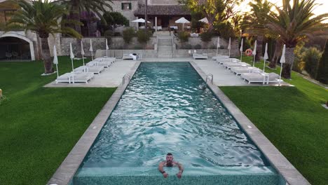 Descansando-En-El-Borde-De-Una-Piscina-Infinita