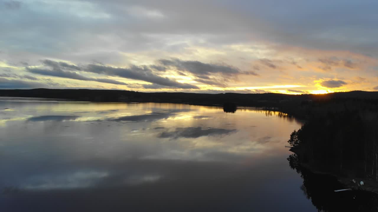 Riprese con drone di un lago in Svezia, al tramonto