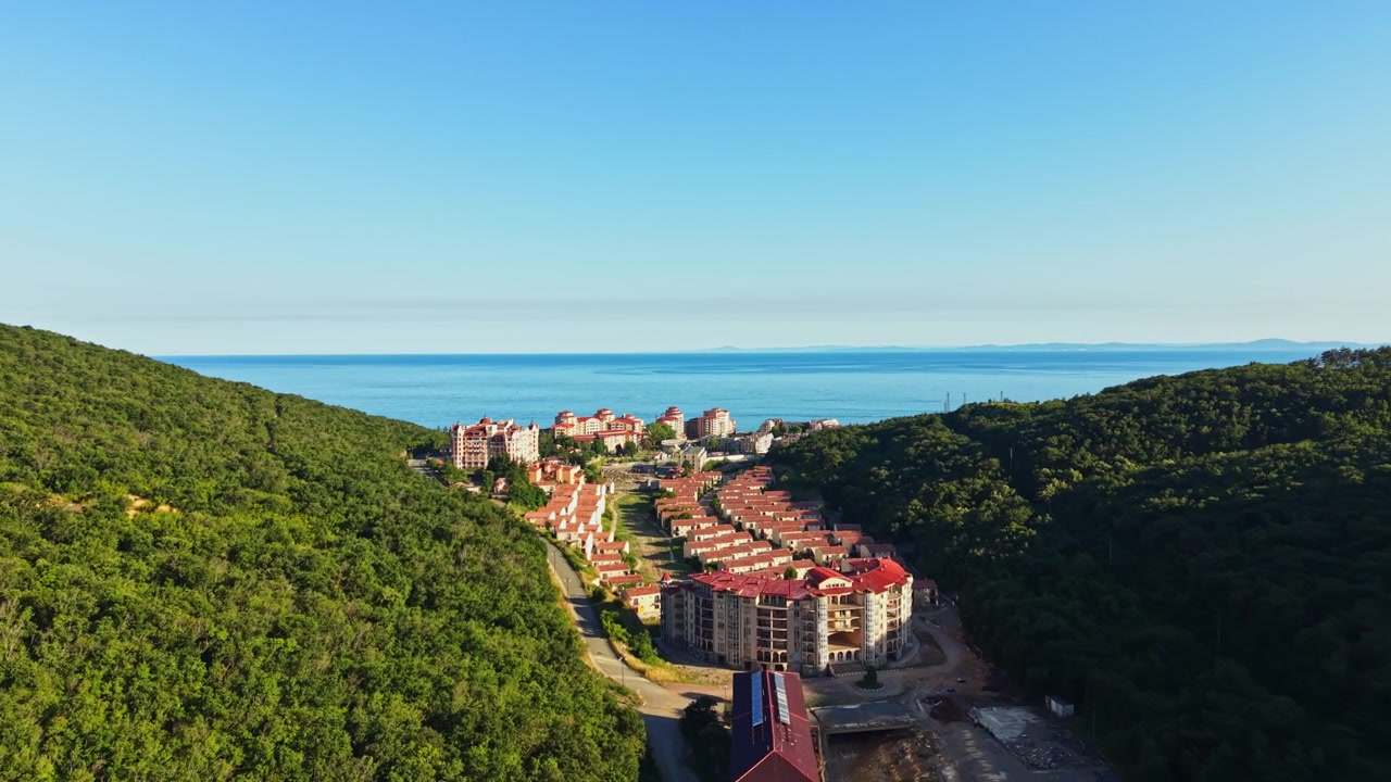 La Città di Elenite mostra gli effetti di una recente alluvione con edifici danneggiati e cambiamenti nel paesaggio lungo la costa.