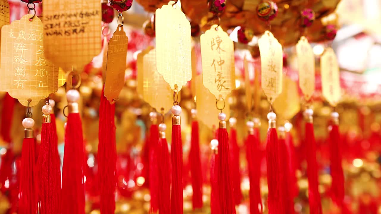 campanas doradas vibrantes con borlas rojas balanceándose