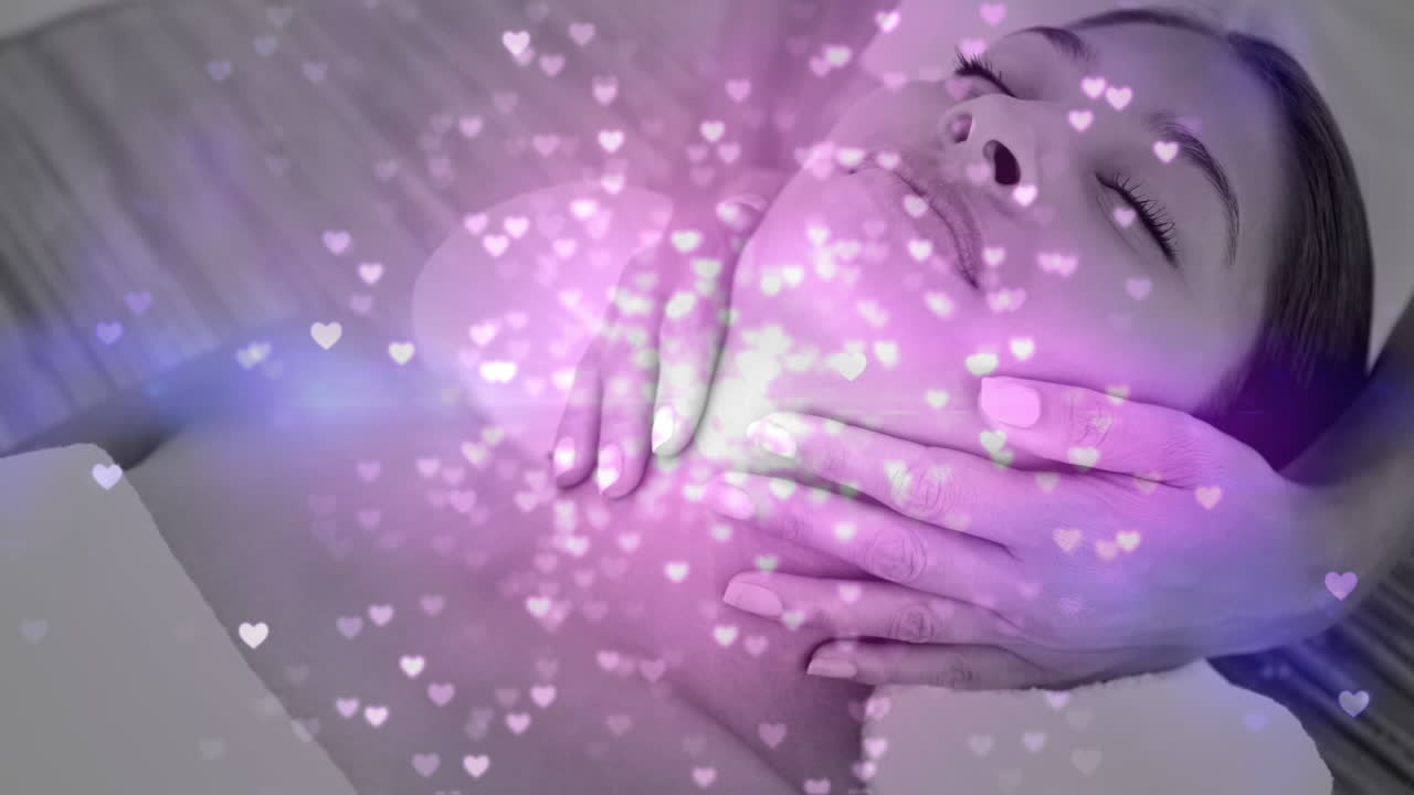 recibiendo masaje en el cuello, la mujer se relaja con animación en forma de corazón sobre ella