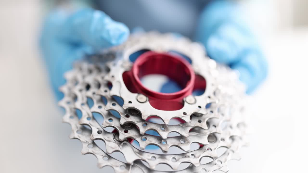 수리업자 는 현대 산악 자전거 의 뒷 디레일러 카세트 를 들고 있다