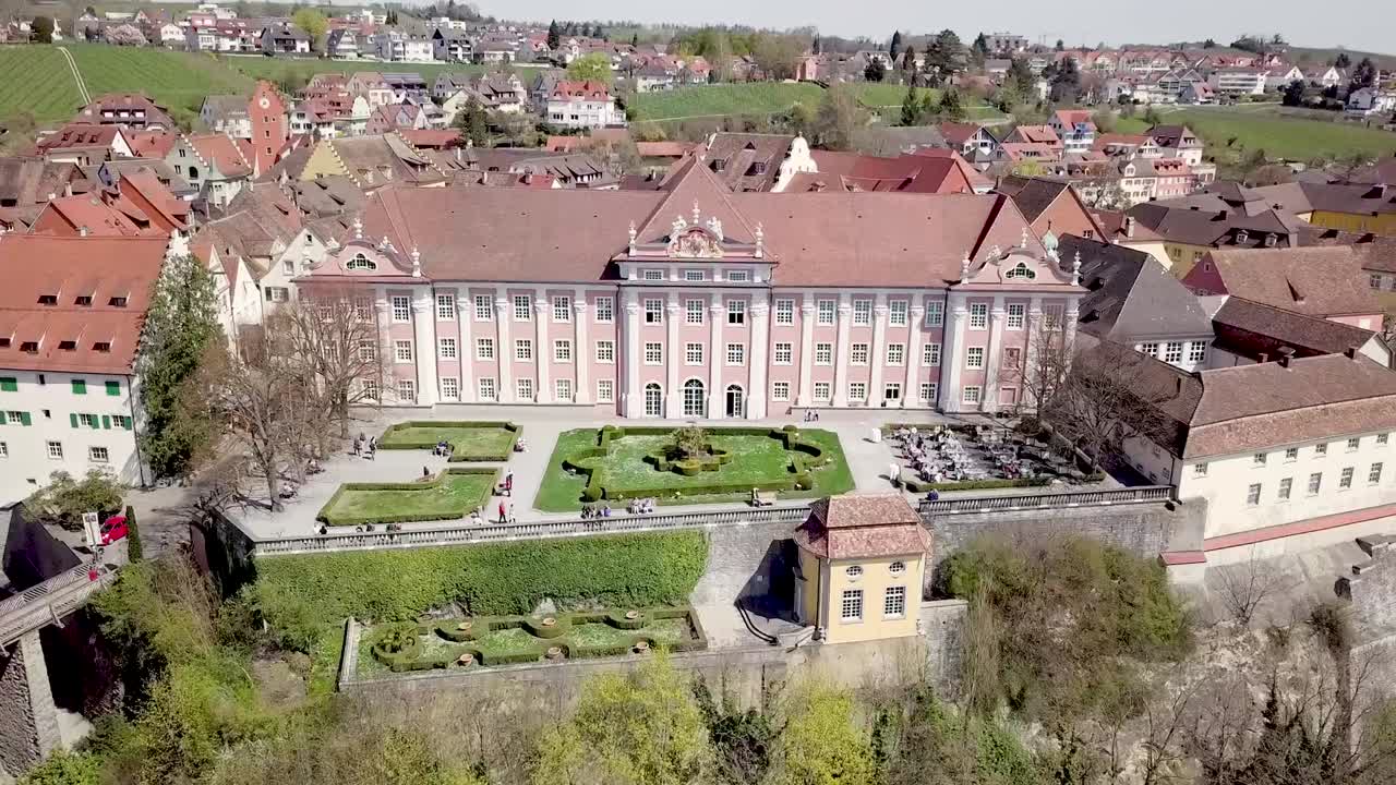 imágenes de drones del turismo en el nuevo castillo de meersburg en alemania