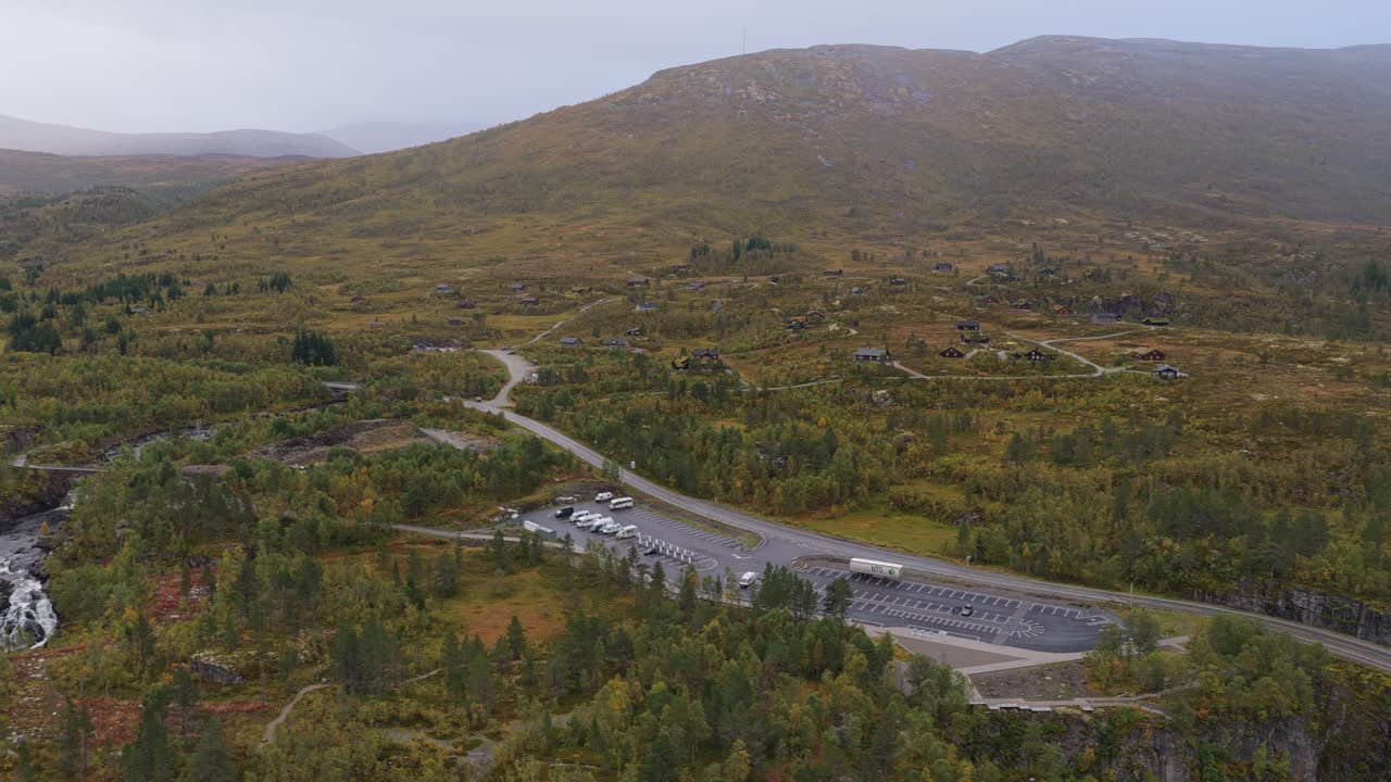 ノルウェー、ヴォーリングフォッセン滝の近くに駐車しているキャンピングカーのドローン空撮