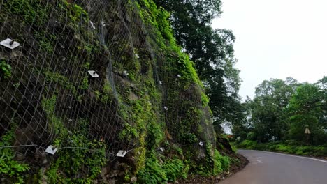 POV-Einer-Bergstraße-In-Indien-–-Goldig