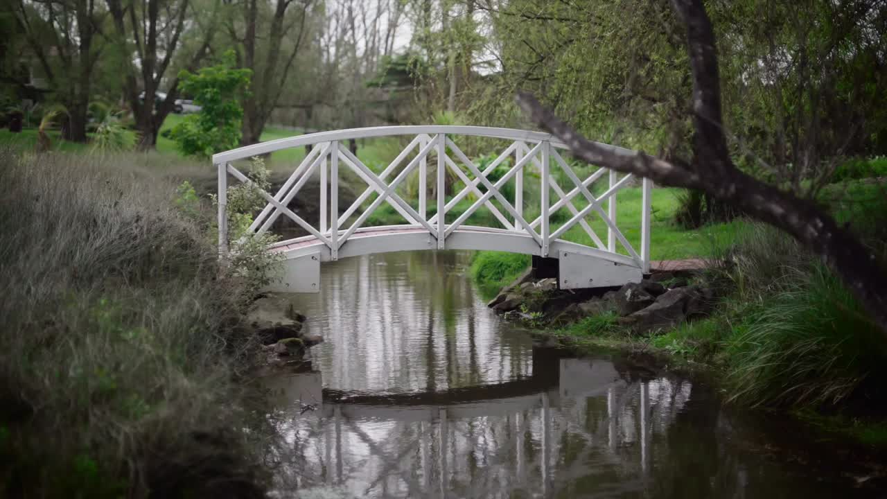 piano medio di un ponte sul torrente allo stato brado