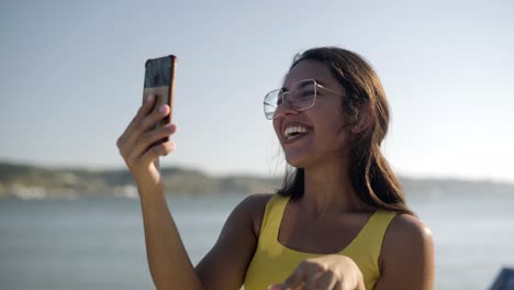 mujer sonriente haciendo video chat